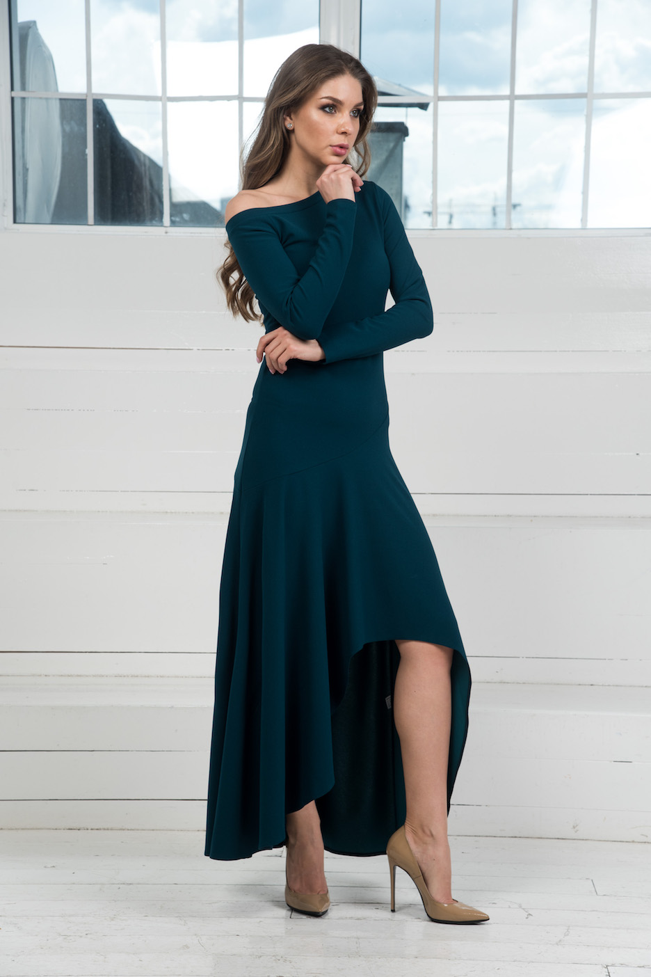 Фото товара 9596, платье с открытым плечом и длинными рукавами